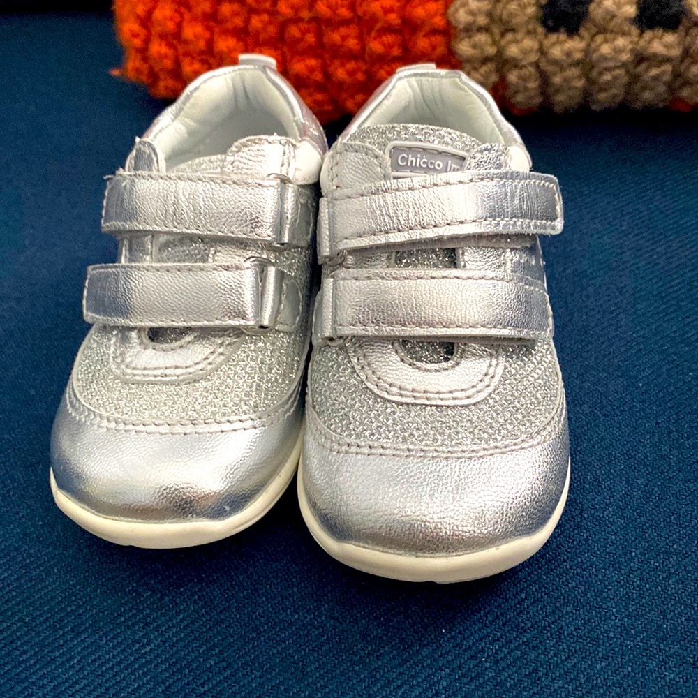 Size 20 Chicco infant shoes size 4.5-5 US